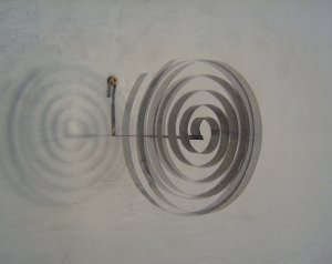 Martin Willing: Drehpendel, 1984, Federstahlband, gebogen, gelötet, vorgespannt, geklemmt,  13 cm